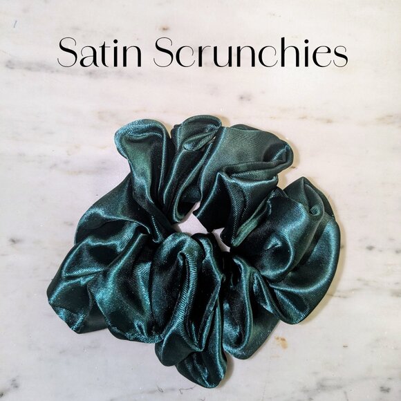 Amiga Mia large satin emerald green scrunchie hand crafted - Picture 3 of 4